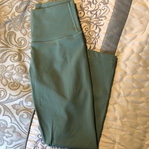 Lululemon Cropped Wunder Under (luxtreme)